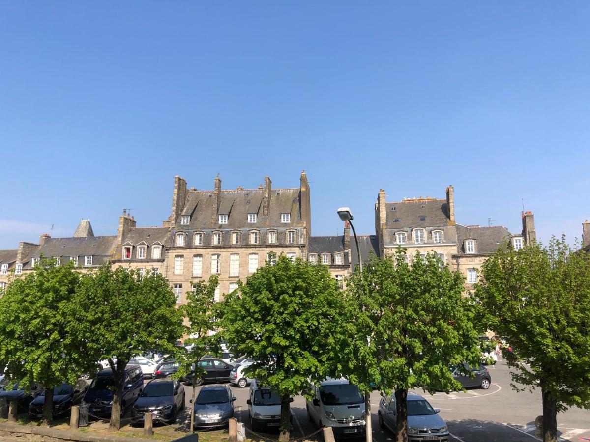 L'Aparthe Dinan - Vue Sur La Place Du Marche Екстериор снимка
