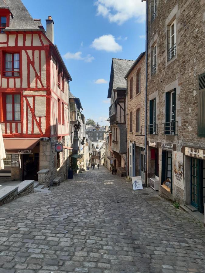 L'Aparthe Dinan - Vue Sur La Place Du Marche Екстериор снимка